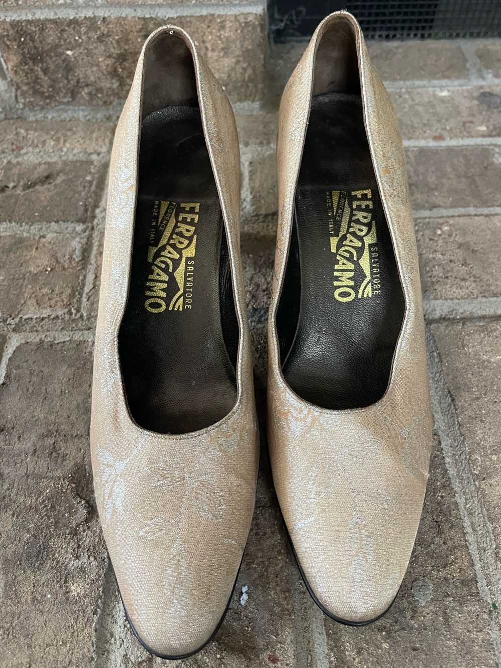 Salvatore Ferragamo Gold Floral Pumps Heels Women’s Size 9B Made in Italy